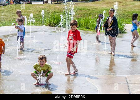 Louisiana Northshore, Mandeville, Kinder Kinder jungen Mädchen spielen interaktive Bodensprühbrunnen, in der Nähe von Tammany Trace, Stockfoto