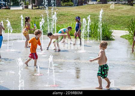 Louisiana Northshore, Mandeville, Kinder Kinder jungen Mädchen spielen interaktive Bodensprühbrunnen, in der Nähe von Tammany Trace, Stockfoto