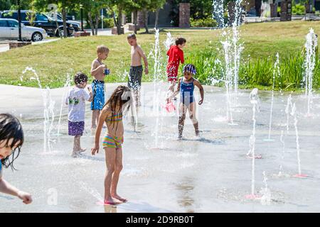 Louisiana Northshore, Mandeville, Kinder Kinder jungen Mädchen spielen interaktive Bodensprühbrunnen, in der Nähe von Tammany Trace, Stockfoto