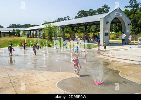 Louisiana Northshore, Mandeville, Kinder Kinder jungen Mädchen spielen interaktive Bodensprühbrunnen, in der Nähe von Tammany Trace, Stockfoto