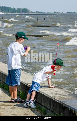 Louisiana Lake Pontchartrain Northshore, Mandeville Lakeshore Drive, Kind Kinder junge Jungen Brüder Geschwister Fisch angeln, Stockfoto
