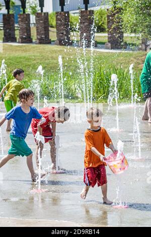 Louisiana Northshore, Mandeville, Kinder Kinder jungen Mädchen spielen interaktive Bodensprühbrunnen, in der Nähe von Tammany Trace, Stockfoto