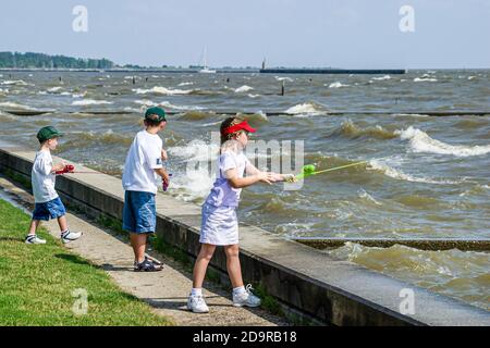 Louisiana Lake Pontchartrain Northshore, Mandeville Lakeshore Drive, Kind Kinder Junge Mädchen Fisch angeln, Stockfoto