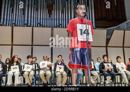 Miami Florida, Dade Monroe County Spelling Bee, jährlicher Event-Wettbewerb Studenten Finalisten Anzahl der Etappen nummeriert, schwarz afrikanisch asiatisch Hi Stockfoto