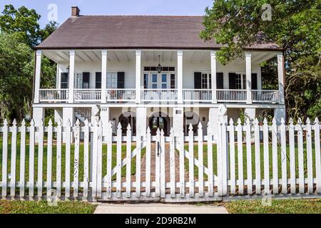 Louisiana Lake Pontchartrain Northshore, Mandeville Lakeshore Drive, historisches privates Haus Residenz Haus Veranda weißer Pfostenzaun, Tor, Stockfoto