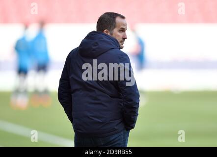 Mainz, Deutschland. November 2020. Fußball: Bundesliga, FSV Mainz 05 - FC Schalke 04, 7. Spieltag. Schalkes Trainer Manuel Baum kommt ins Stadion. Quelle: Torsten Silz/dpa - WICHTIGER HINWEIS: Gemäß den Bestimmungen der DFL Deutsche Fußball Liga und des DFB Deutscher Fußball-Bund ist es untersagt, im Stadion und/oder aus dem Spiel aufgenommene Aufnahmen in Form von Sequenzbildern und/oder videoähnlichen Fotoserien zu nutzen oder auszunutzen./dpa/Alamy Live News Stockfoto