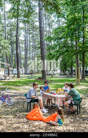 Louisiana Northshore, Madisonville, Fairview Riverside State Park Familie Eltern Kind Kinder Mutter Vater Camping Mädchen Junge, Stockfoto