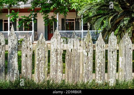 Louisiana Northshore, Madisonville, historisches privates Haus Residenz Haus vorne, verwitterter hölzerner Pfostenzaun, Stockfoto