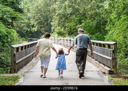 Louisiana Northshore, Abita Springs, Tammany Trace Bahntrail Umbau, Familie Eltern Kind Mädchen Tochter Mutter Vater zu Fuß, Stockfoto