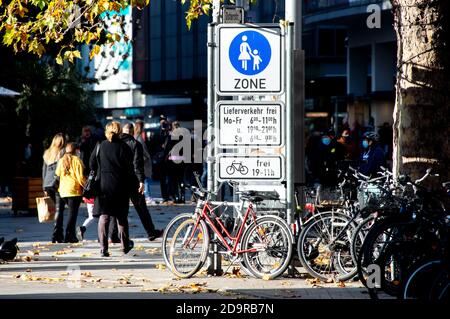 Hannover, Deutschland. November 2020. Passanten betreten die Fußgängerzone in der Osterstraße in der Innenstadt. Nach einer Zunahme der Coronainfektionen in der Region Hannover ist es nun erforderlich, in stark frequentierten öffentlichen Bereichen Masken zu tragen. Quelle: Hauke-Christian Dittrich/dpa/Alamy Live News Stockfoto