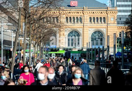 Hannover, Deutschland. November 2020. Viele Menschen gehen durch die Innenstadt mit Mundnasenbedeckung dicht vor dem Hauptbahnhof gepackt. Nach einer Zunahme der Coronainfektionen in der Region Hannover sind Masken für stark frequentierte Bereiche im öffentlichen Raum obligatorisch. Quelle: Hauke-Christian Dittrich/dpa/Alamy Live News Stockfoto