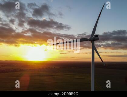 Sieversdorf, Deutschland. November 2020. Eine Windturbine bei Sonnenuntergang im oder-Spree-Bezirk (Luftaufnahme mit Drohne). Quelle: Patrick Pleul/dpa-Zentralbild/ZB/dpa/Alamy Live News Stockfoto