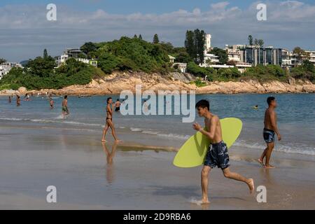 Ein Mann mit seinem Surfbrett am Shek O Strand am ersten Wochenende nach der Wiedereröffnung der öffentlichen Strände gesehen.als der Covid-19 Coronavirus Ausbruch in Hongkong verlangsamt, hat die Regierung die Wiedereröffnung der öffentlichen Strände angekündigt. Öffentliche Strände in Hongkong sind seit Juli 2020 als vorbeugende Maßnahme der Regierung zur Bekämpfung des Ausbruchs des Covid-19 Coronavirus geschlossen. Stockfoto