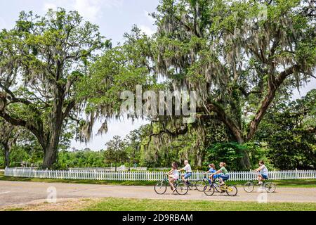 Louisiana Northshore, Madisonville, Fairview Riverside State Park Familie Eltern Kinder Kinder Fahrrad fahren, Fahrräder Kinder Kinder, Stockfoto