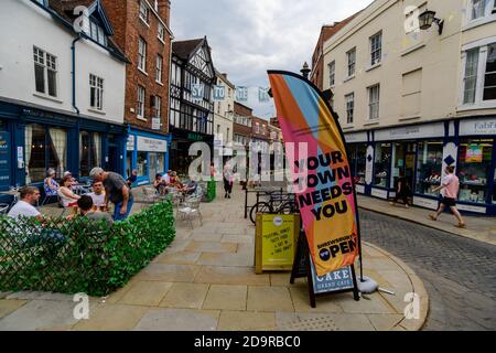 Schild, auf dem steht, dass Ihre Stadt Sie in Shrewsbury High Street, Shropshire, West Midlands vor einem leeren Einkaufszentrum braucht Stockfoto