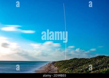 KENNEDY SPACE CENTER, FL, USA - 18. Oktober 1020 - am Sonntag, den 18. Oktober um 8:25 Uhr EDT, 12:25 UTC, startete SpaceX 60 Starlink-Satelliten aus Launc Stockfoto