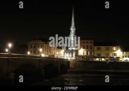 Ayr, Ayrshire, Schottland, Großbritannien. Nachtzeit um die Kreisstadt Ayrshire. Zeigt das Rathaus und das Flussufer Stockfoto