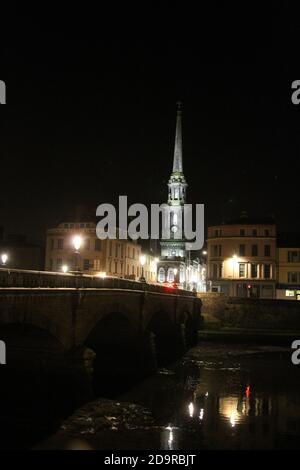 Ayr, Ayrshire, Schottland, Großbritannien. Nachtzeit um die Kreisstadt Ayrshire. Zeigt das Rathaus und das Flussufer Stockfoto