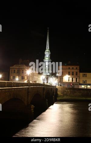 Ayr, Ayrshire, Schottland, Großbritannien. Nachtzeit um die Kreisstadt Ayrshire. Zeigt das Rathaus und das Flussufer Stockfoto