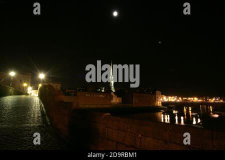 Ayr, Ayrshire, Schottland, Großbritannien. Nachtzeit um die Kreisstadt Ayrshire. Zeigt das Rathaus und das Flussufer Stockfoto