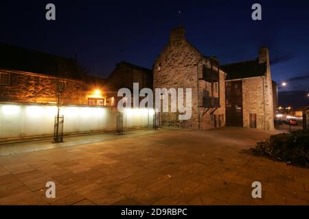 Ayr, Ayrshire, Schottland, Großbritannien. Loudoun Hall ein steinernes Stadthaus aus dem frühen 16.. Jahrhundert, das heute von lokalen Gruppen für Meetings und Veranstaltungen genutzt wird. Gesehen in der Nacht. Loudoun Hall wurde um 1513 erbaut, der Nordflügel wurde 1534 hinzugefügt. Es ist das früheste erhaltene Beispiel eines Stadthauses, das für einen reichen Kaufmann geeignet ist.Loudoun Hall ist eines der ältesten Häuser in Ayr, es befindet sich im Bootsvennel nicht weit vom Fluss Ayr entfernt. Mary, Königin der Schotten, war hier im August 1563. Es ist eines der wenigen Beispiele, die heute in Schottland von einheimischer Architektur in Burgh erhalten sind. Stockfoto