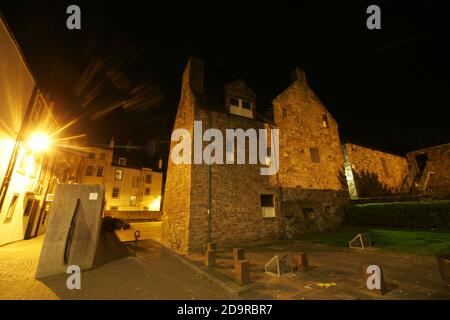 Ayr, Ayrshire, Schottland, Großbritannien. Loudoun Hall ein steinernes Stadthaus aus dem frühen 16.. Jahrhundert, das heute von lokalen Gruppen für Meetings und Veranstaltungen genutzt wird. Gesehen in der Nacht. Loudoun Hall wurde um 1513 erbaut, der Nordflügel wurde 1534 hinzugefügt. Es ist das früheste erhaltene Beispiel eines Stadthauses, das für einen reichen Kaufmann geeignet ist.Loudoun Hall ist eines der ältesten Häuser in Ayr, es befindet sich im Bootsvennel nicht weit vom Fluss Ayr entfernt. Mary, Königin der Schotten, war hier im August 1563. Es ist eines der wenigen Beispiele, die heute in Schottland von einheimischer Architektur in Burgh erhalten sind. Stockfoto