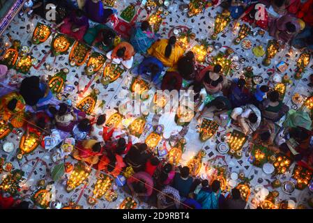 Eifrige Anhänger bieten Gebete am Shri Shri Lokanath Brahmachari Ashram Tempel während des hinduistischen frommen Fastenfestes von 'Rakher Upobash' in Dhaka an. Stockfoto