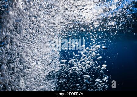 Unterwasser Blasen Textur im transparenten Ozean. Luftblasen im tropischen Meer Stockfoto