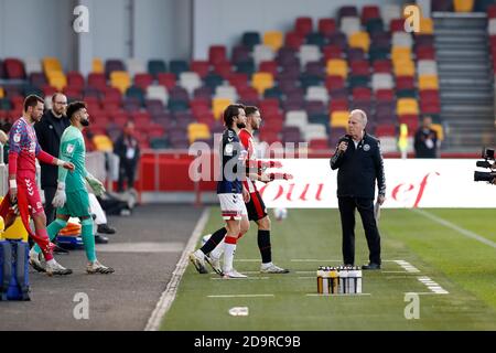 Brentford Community Stadium, London, Großbritannien. November 2020. English Football League Championship Football, Brentford FC gegen Middlesbrough; Jonathan Howson und George Saville von Middlesbrough gehen mit einem Mohnkranz auf den Platz Credit: Action Plus Sports/Alamy Live News Stockfoto