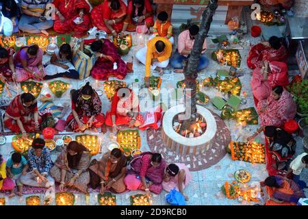 Eifrige Anhänger bieten Gebete am Shri Shri Lokanath Brahmachari Ashram Tempel während des hinduistischen frommen Fastenfestes von 'Rakher Upobash' in Dhaka an. Stockfoto