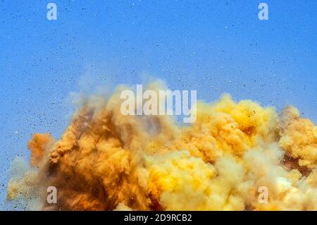 Staubwolken nach Detonator-Explosion auf der Baustelle Stockfoto