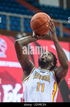 Zhuji, Chinas Provinz Zhejiang. November 2020. Jamaal Franklin von Shanxi Loongs schießt während des 10. Spielrunde zwischen Beijing Ducks und Shanxi Loongs in der Saison 2020-2021 der Chinese Basketball Association (CBA) Liga in Zhuji, Ostchina Zhejiang Provinz, 7. November 2020. Quelle: Jiang Han/Xinhua/Alamy Live News Stockfoto