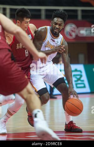 Zhuji, Chinas Provinz Zhejiang. November 2020. Jamaal Franklin (R) von Beijing Ducks treibt den Ball während der 10. Runde Spiel zwischen Beijing Ducks und Shanxi Loongs in der Saison 2020-2021 der Chinese Basketball Association (CBA) Liga in Zhuji, Ost-Chinas Zhejiang Provinz, 7. November 2020. Quelle: Jiang Han/Xinhua/Alamy Live News Stockfoto