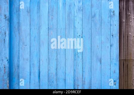 Holztür in einem alten Haus, blau Stockfoto