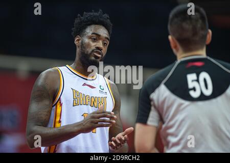 Zhuji, Chinas Provinz Zhejiang. November 2020. Jamaal Franklin (L) von Shanxi Loongs spricht mit Schiedsrichter während der 10. Runde Spiel zwischen Beijing Ducks und Shanxi Loongs in der Saison 2020-2021 der Chinese Basketball Association (CBA) Liga in Zhuji, Ost-China Zhejiang Provinz, 7. November 2020. Quelle: Jiang Han/Xinhua/Alamy Live News Stockfoto