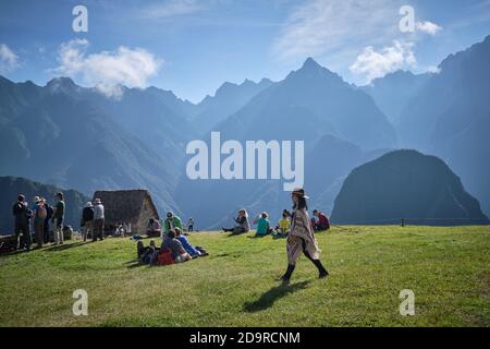 Touristen Besucher der Ruinen von Machu Picchu, Peru Stockfoto