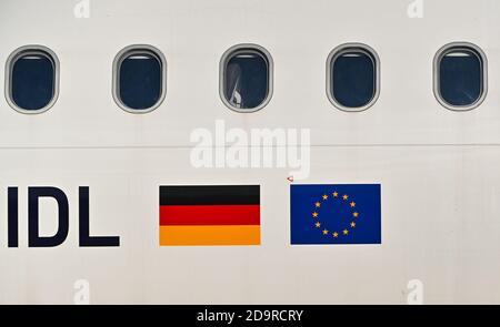 04. November 2020, Brandenburg, Schönefeld: Die Flaggen Deutschlands und der EU sind auf einem Lufthansa-Passagierflugzeug auf dem Vorfeld des Flughafens Berlin Brandenburg 'Willy Brandt' (BER) Foto: Patrick Pleul/dpa-Zentralbild/ZB Stockfoto