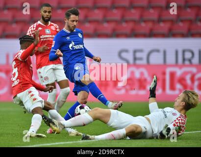 Mainz, Deutschland. November 2020. Fußball: Bundesliga, FSV Mainz 05 - FC Schalke 04, 7. Spieltag. Schalkes Mark Uth vergibt eine Torchance gegen Mainzer Torwart Robin Zentner. Quelle: Torsten Silz/dpa - WICHTIGER HINWEIS: Gemäß den Bestimmungen der DFL Deutsche Fußball Liga und des DFB Deutscher Fußball-Bund ist es untersagt, im Stadion und/oder aus dem Spiel aufgenommene Aufnahmen in Form von Sequenzbildern und/oder videoähnlichen Fotoserien zu nutzen oder auszunutzen./dpa/Alamy Live News Stockfoto