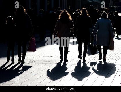 Hannover, Deutschland. November 2020. Viele Leute laufen mit Einkaufstaschen durch das Stadtzentrum. Nach einer Zunahme der Coronainfektionen in der Region Hannover ist es nun erforderlich, in stark frequentierten öffentlichen Bereichen Masken zu tragen. Quelle: Hauke-Christian Dittrich/dpa/Alamy Live News Stockfoto