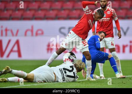 Mainz, Deutschland. November 2020. Fußball: Bundesliga, FSV Mainz 05 - FC Schalke 04, 7. Spieltag. Schalkes Mark Uth vergibt eine Torchance gegen Mainzer Torwart Robin Zentner. Quelle: Torsten Silz/dpa - WICHTIGER HINWEIS: Gemäß den Bestimmungen der DFL Deutsche Fußball Liga und des DFB Deutscher Fußball-Bund ist es untersagt, im Stadion und/oder aus dem Spiel aufgenommene Aufnahmen in Form von Sequenzbildern und/oder videoähnlichen Fotoserien zu nutzen oder auszunutzen./dpa/Alamy Live News Stockfoto