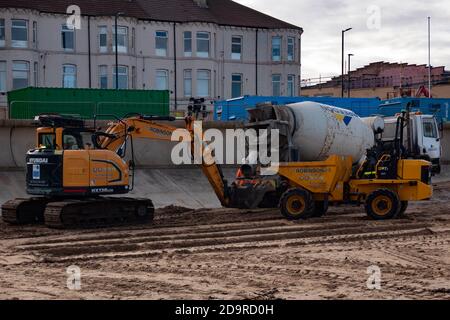 Ein fertig gemischter Beton gießen in eine Veränderung zum Meeresmauer in Redcar Stockfoto