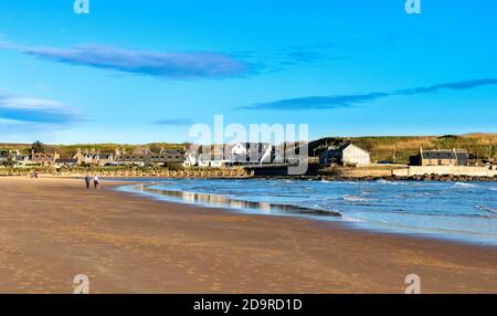 CRUDEN BAY ABERDEENSHIRE SCHOTTLAND DORFHÄUSER MIT BLICK AUF DEN FLUSS CRUDEN WASSER UND SANDSTRAND Stockfoto