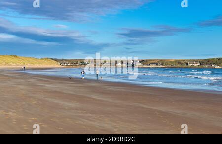 CRUDEN BAY ABERDEENSHIRE SCHOTTLAND DORFHÄUSER MIT BLICK AUF DAS MEER UND SANDSTRAND Stockfoto