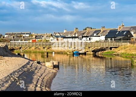 CRUDEN BAY ABERDEENSHIRE SCHOTTLAND DORF BEHERBERGT HOLZBRÜCKE UND SAND UFER DES FLUSSES CRUDEN WASSER Stockfoto