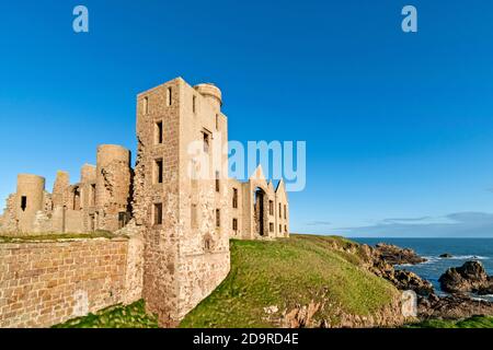 SLAINS CASTLE CRUDEN BAY ABERDEENSHIRE SCHOTTLAND EINE ABGELEGENE BURG HOCH AUF DEN KLIPPEN MIT BLICK AUF DIE NORDSEE Stockfoto