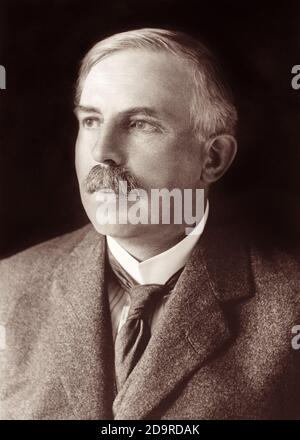 Ernest Rutherford (1871–1937), ein neuseeländischer britischer Physiker, der für seine bahnbrechenden Studien zur Radioaktivität und zum Atom bekannt wurde und der als Vater der Kernphysik bekannt wurde. Stockfoto