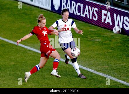 Reading's Molly Bartrip (links) und Tottenham Hotspur's Kerys Harrop kämpfen während des FA Women's Super League-Spiels im Hive Stadium, London, um den Ball. Stockfoto