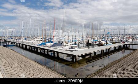 05. September 2020, Schleswig-Holstein, Kiel: Segelboote werden im Südhafen des Olympischen Hafens Schilksee vertäut. Foto: Markus Scholz/dpa Stockfoto