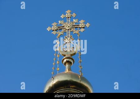 Ein goldenes orthodoxen Kreuz auf einem Gipfel der russischen Kirche. Stockfoto