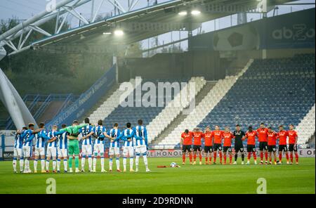 Huddersfield, Yorkshire, Großbritannien. 7. November 2020 The John Smiths Stadium, Huddersfield, Yorkshire, England; English Football League Championship Football, Huddersfield Town gegen Luton Town; beide Teams beobachten eine Minute Stille Stockfoto